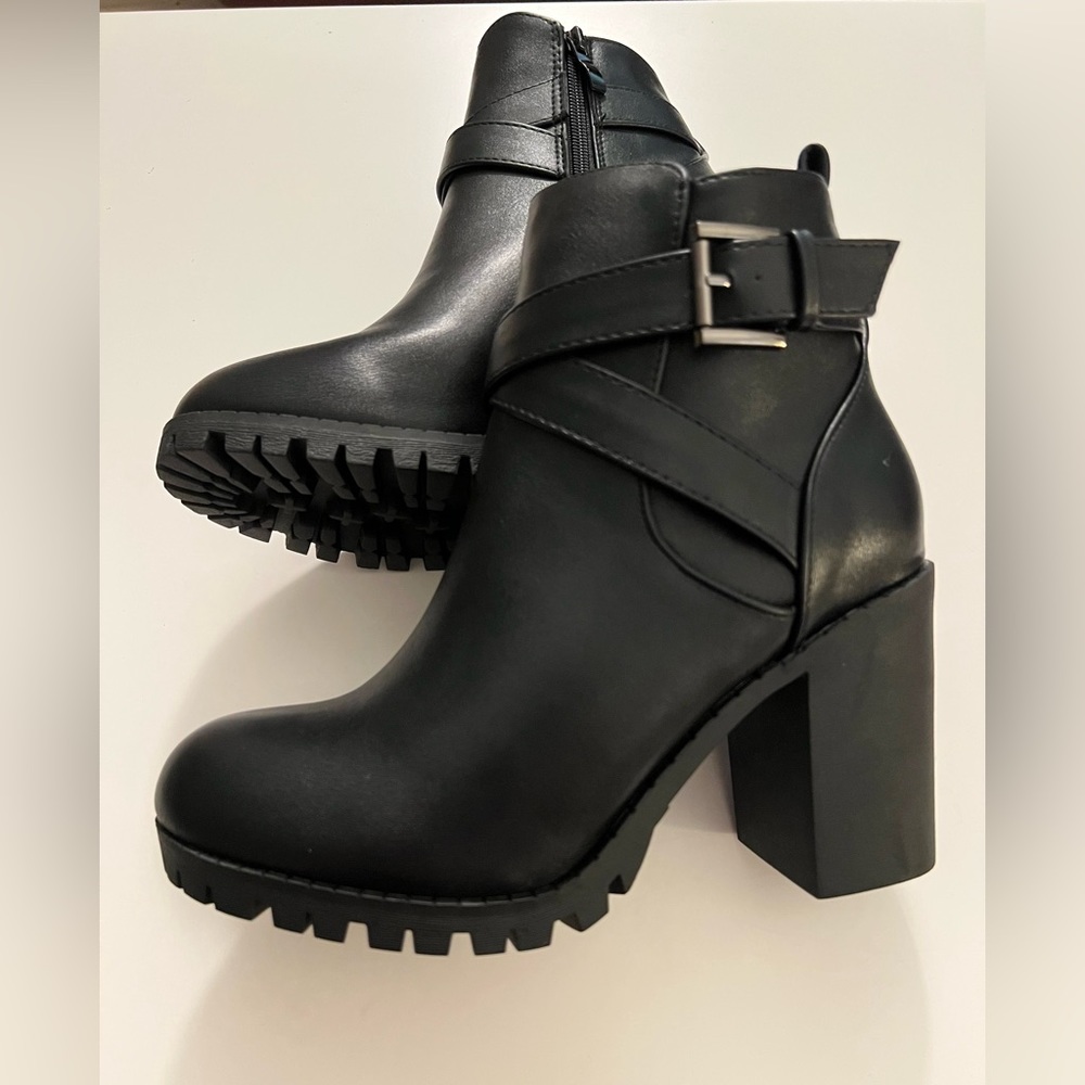 Size 7.5 black chunky heel wrap strap buckle zipper closure boots